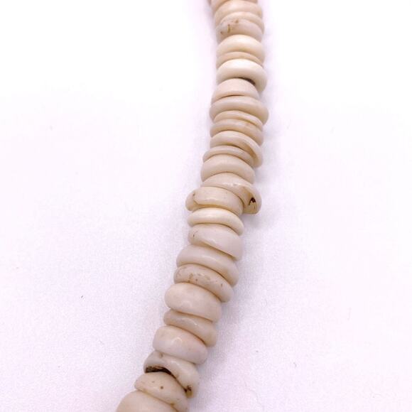 Vintage Puka Hawaiian Shell Necklace Choker 16” and 64.44 grams - Picture 6 of 7